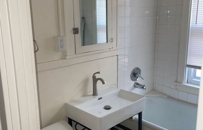 1 bed, 1 bath, $999, Unit 302