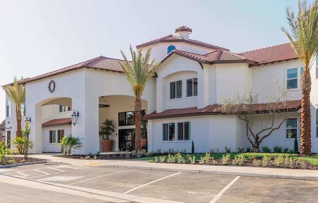 Architecture New apartments in Fresno at The Villas at Ellis Manor, Fresno, CA