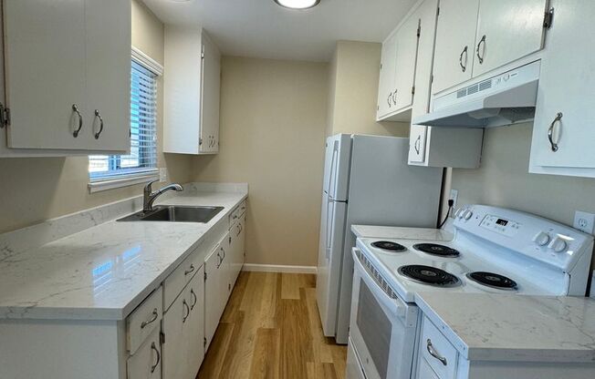 Bright and Spacious, 1 bedroom 1 bath upstairs apartment!