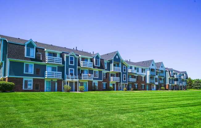 Expertly Landscaped Grounds at Walnut Trail Apartments, Michigan
