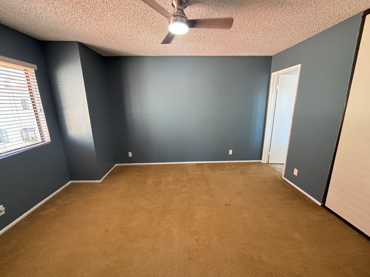 Spacious 3-Bedroom Townhome with Community Amenities in Canyon Country!