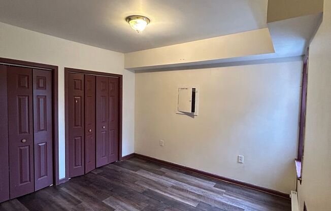 3 beds, 1 bath, $1,295, Unit Apt 201