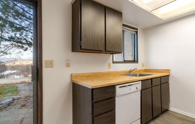 2 beds, 1.5 baths, $1,595, Unit 5