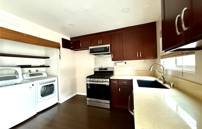 2 beds, 1.5 baths, 982 sqft, $2,750, Unit B