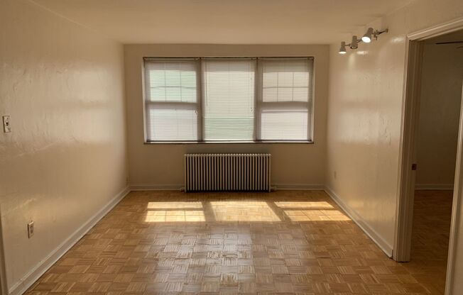 3 beds, 1 bath, $2,150, Unit 410C