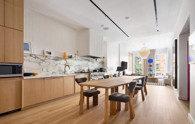 346 W 22 ST
