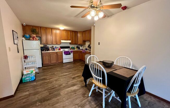2 beds, 1 bath, $1,295, Unit 34