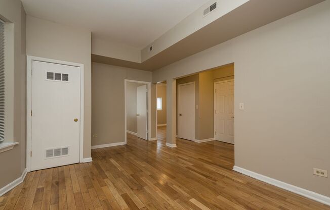 3 beds, 1 bath, $1,700, Unit 44-2