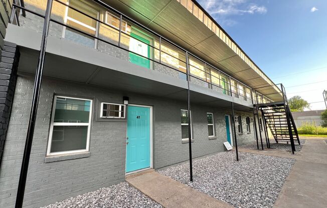 2 beds, 1 bath, 700 sqft, $725, Unit APT 4