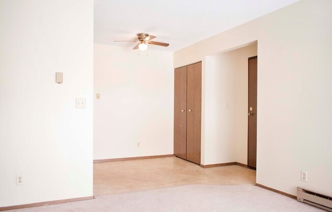 2 beds, 1 bath, $705, Unit 01