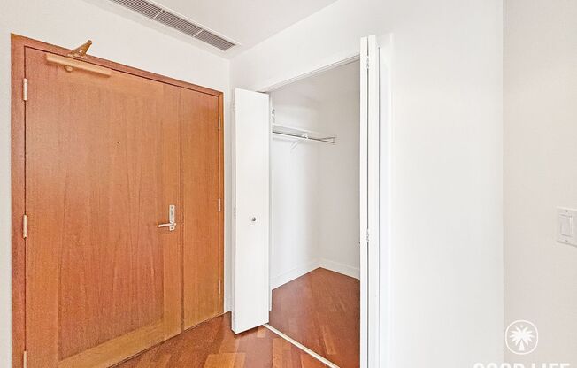 Sophisticated 1BD/2BA Condo in Marina District with City & Bay Views, Office & Resort-Style Amenities