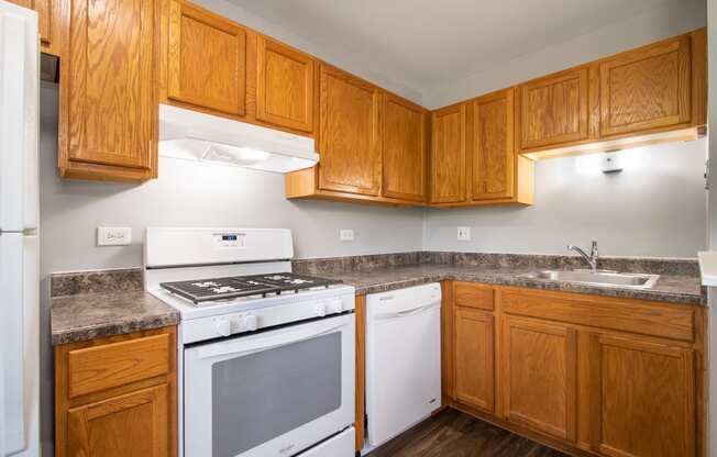 Full Kitchen at Emerald Pointe Apartments, Vernon Hills, IL