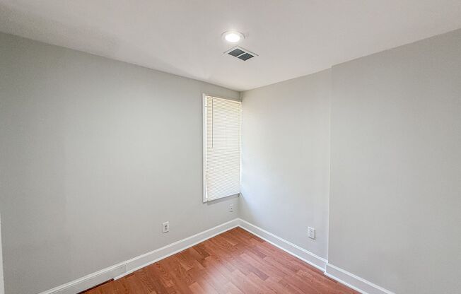 STUNNINGLY RENOVATED 5BR/2BA END UNIT ROW HOME.   WASHER/DRYER INCLUDED