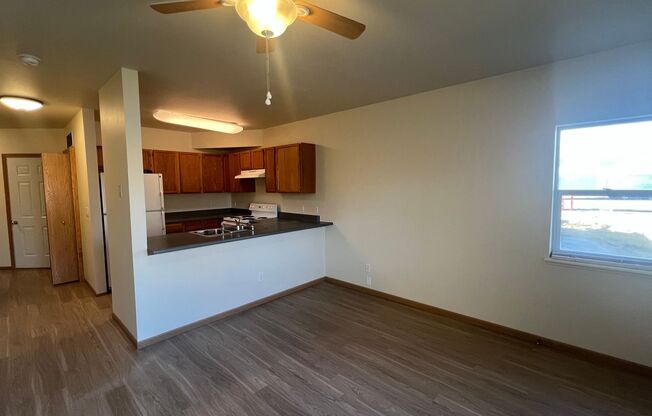 2 beds, 1 bath, 868 sqft, $1,605, Unit 7
