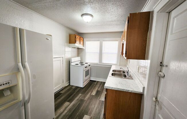 3 beds, 1 bath, $950