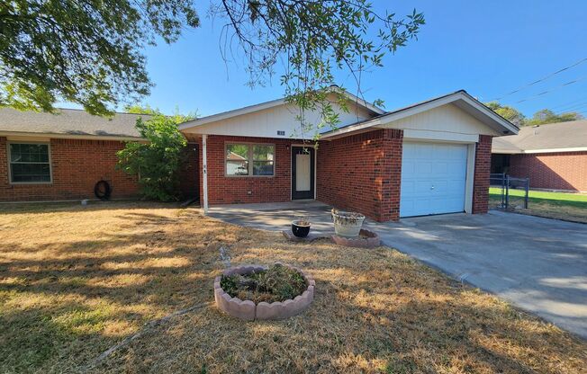 3/2/1 off the Loop / Mins to Downtown New Braunfels & Gruene / Fridge / Sun Room / Fenced in Yard / CISD