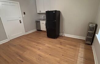 Studio, 1 bath, $800, Unit 10