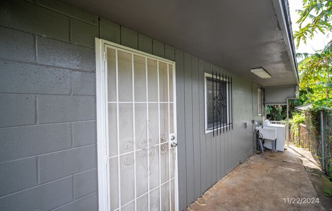 $2,000 /  2 Bed/ 1 Bath Spacious Duplex Centrally Located in Pearl City (Waiawa)