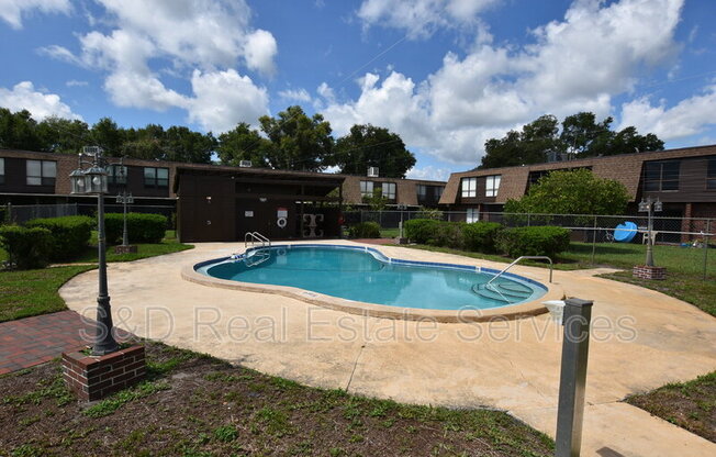 1836 N CRYSTAL LK DR