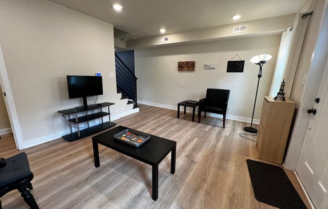 Lovely 2 BR/2 BA Townhome in Riggs Park!