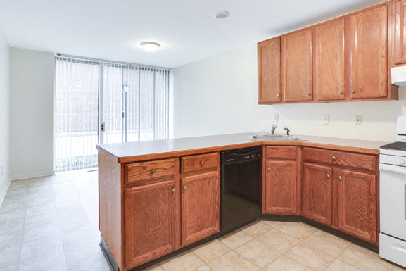 Amherst Manor Apartments - Eat-In Kitchen - Appliances Included â Ask for a Tour - Pet Friendly