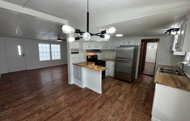 Newly Renovated Small 2BR w/Den Guest House