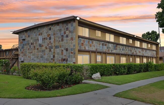 2 beds, 1 bath, 806 sqft, $2,495, Unit D11
