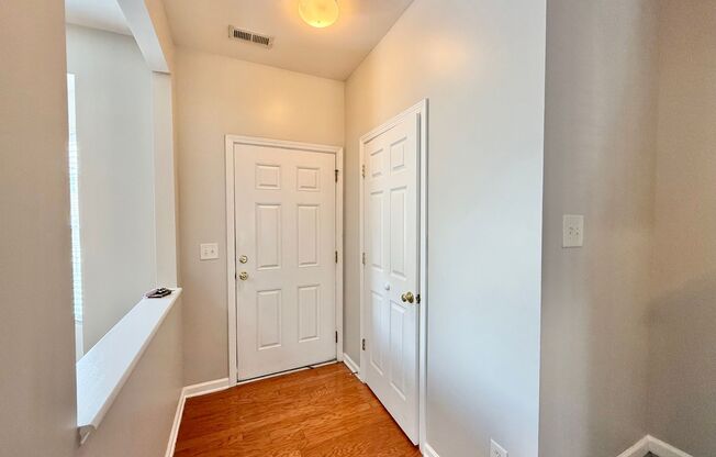 Charming 3BD, 2BA Apex Townhome In a Prime Location Near Tons of Shopping and Dining Options