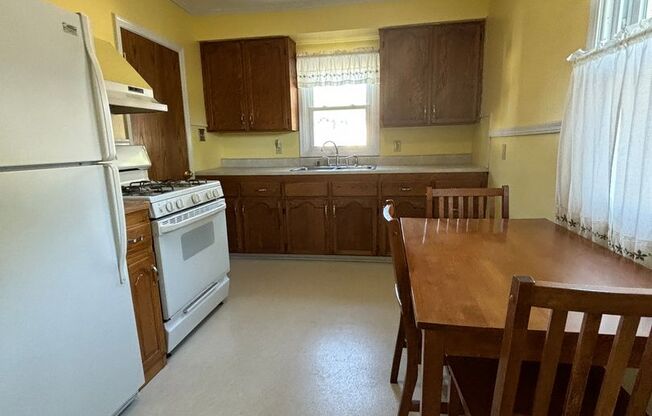 3 beds, 1 bath, $900