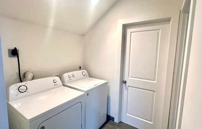 Sellwood Single Unit Building, 2nd Story Apt. Pricing with a House-like Feel