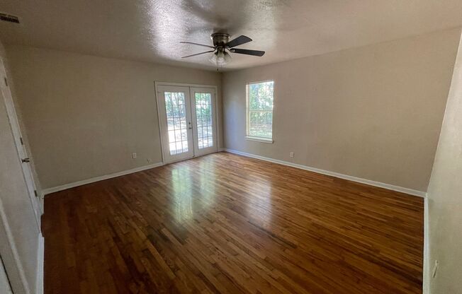 3 beds, 1 bath, $1,100