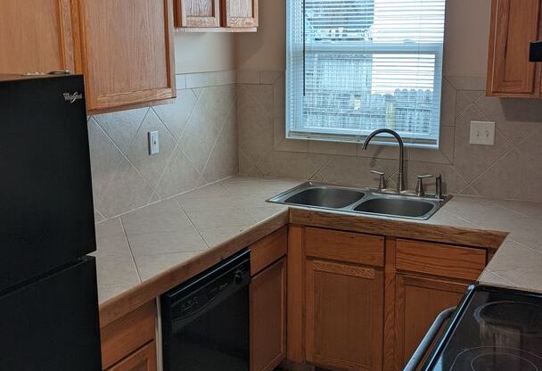 2 beds, 1 bath, $1,050