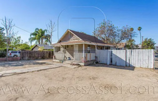 Cozy 2 Bed/1 Bath Home In Redlands!