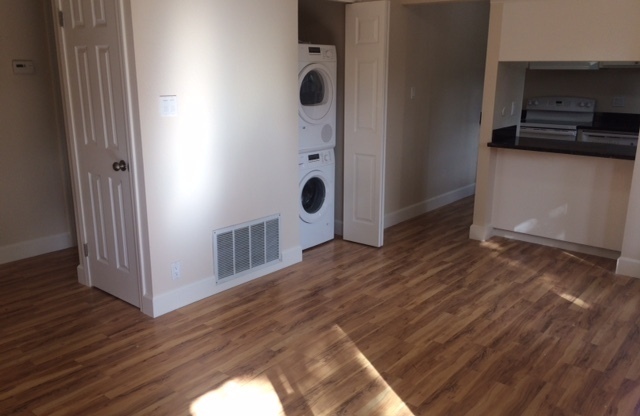 2 beds, 1 bath, 720 sqft, $2,395