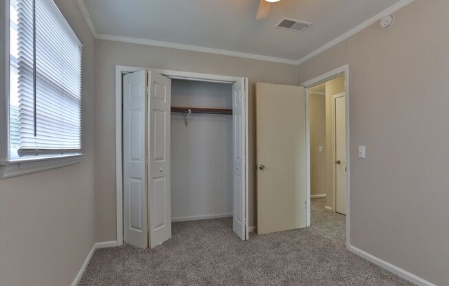 2 beds, 1 bath, 725 sqft, $899, Unit 813-05 FLAT R