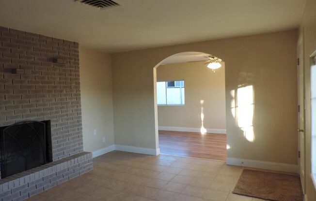 PET FRIENDLY - 4 Bedroom with Granite Counter tops.