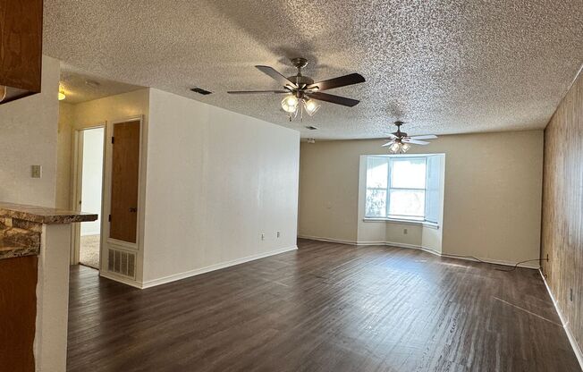 2 beds, 1 bath, $1,095