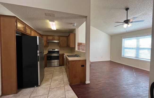 2 beds, 1.5 baths, 950 sqft, $900, Unit A