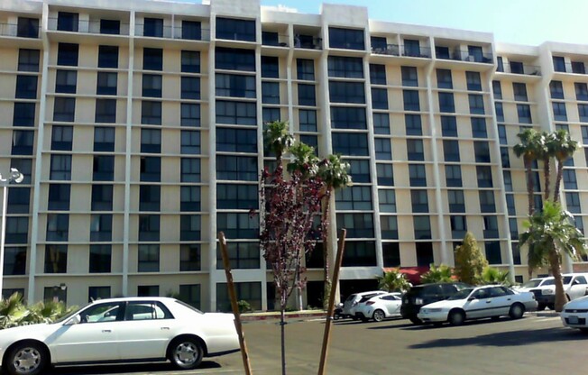 2 BED, 2 BATH, HIGH RISE UNIT NEAR UNLV!!