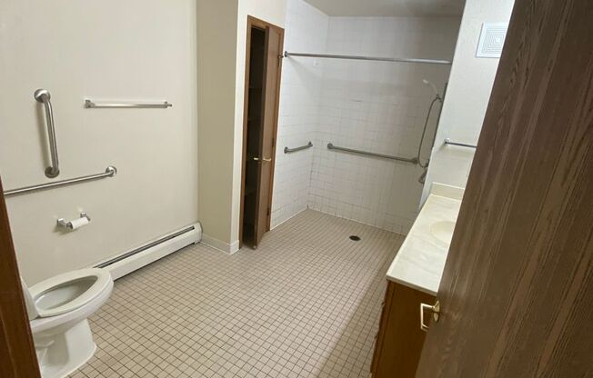 2 beds, 1 bath, $1,250, Unit 102