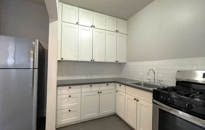 Studio, 1 bath, 410 sqft, $1,095, Unit 300