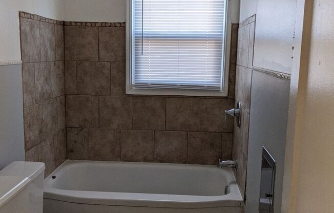 8371 House - 2 BED 1 BATH FOR RENT!