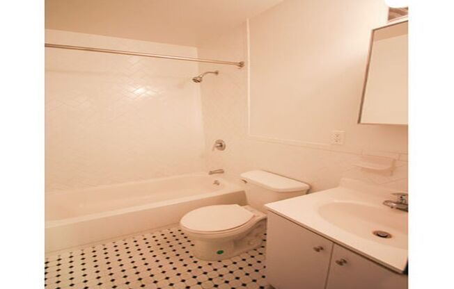 2 beds, 1 bath, $2,820, Unit 4