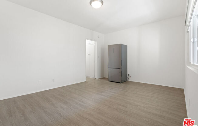 Studio, 1 bath, 330 sqft, $1,700, Unit 9