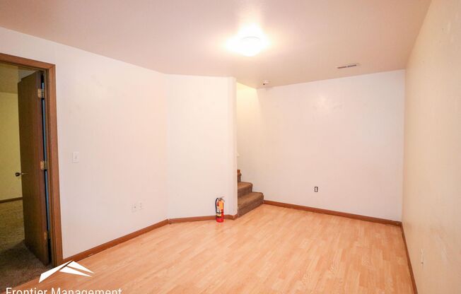 Cozy apartment next to City Park and near downtown Manhattan! All kitchen appliances and washer & dryer included!