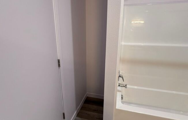 Large One Bedroom Close to Vancouver Mall