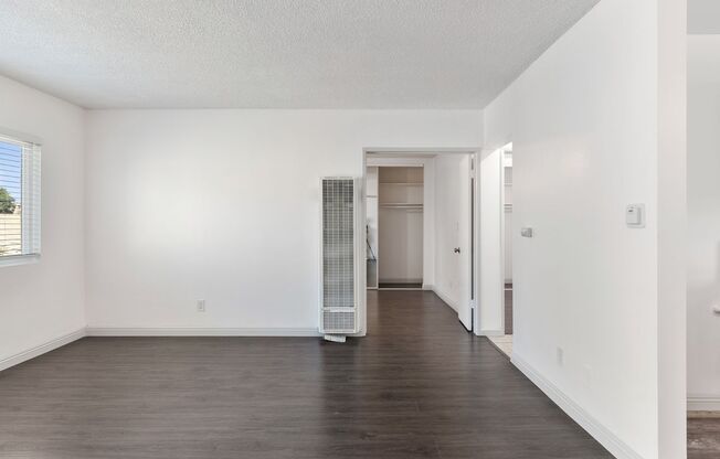 2 beds, 1 bath, 733 sqft, $2,195, Unit 07