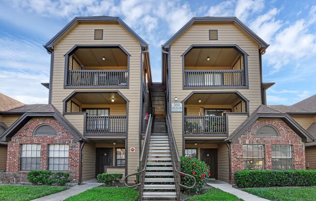 1/1 Condo in Gated Lakefront Community ~ Laminate Flooring and Brand-New SS Appliances!!