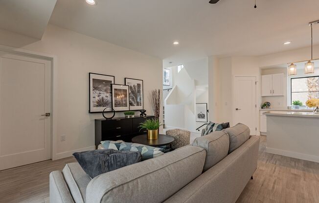 3 beds, 2.5 baths, $2,500, Unit 1010