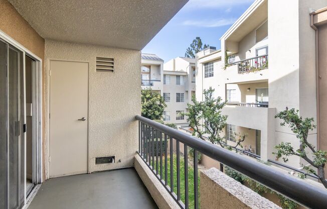 1 bed, 1 bath, 610 sqft, $2,095, Unit 5500 Owensmouth Ave #216